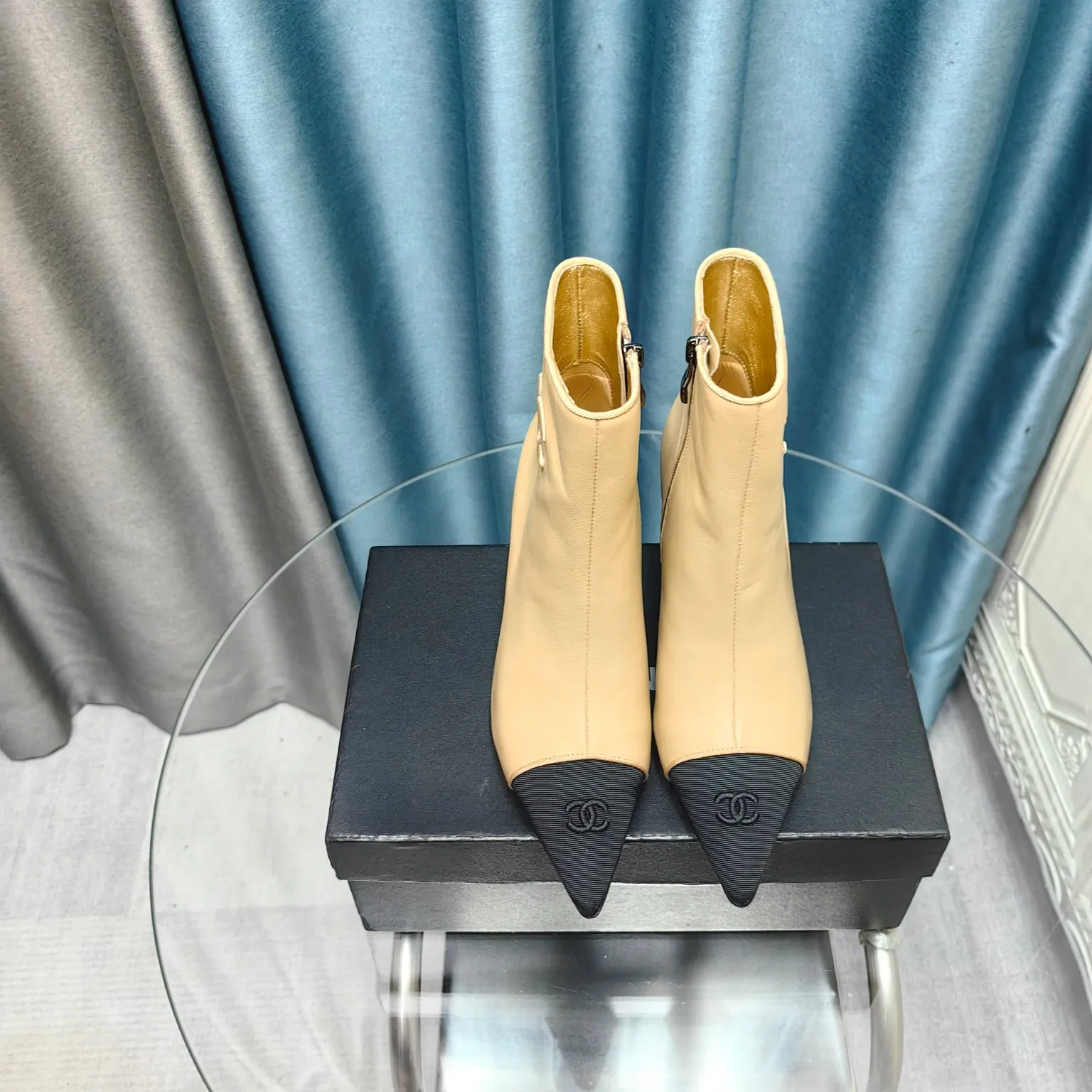 👟👟Ex-factory price 700👟👟Chanel 24B new pointed toe double C embroidered short boots Super handsome shoe shape😎 Cowhide upper, sheepskin lining, genuine leather outsole, 8cm heel height, Size: 35-39, other sizes can be customized